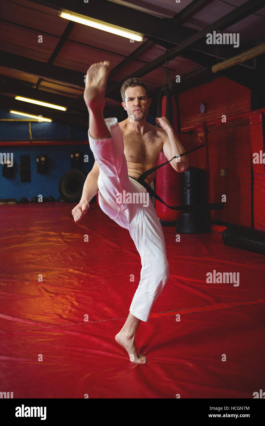 Karate jugador practicar kickboxing Foto de stock