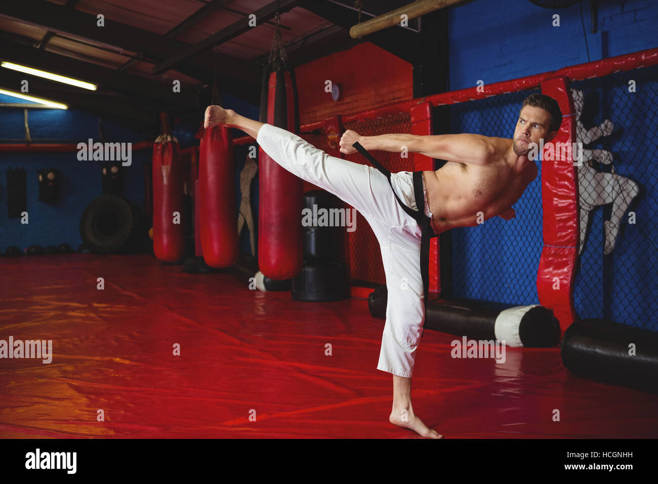 Karate jugador practicar kickboxing Foto de stock