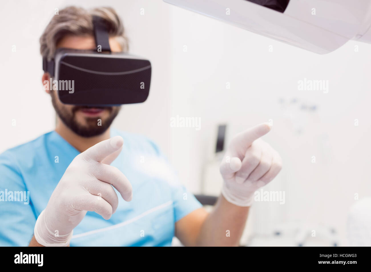 Dentista con casco de realidad virtual Foto de stock
