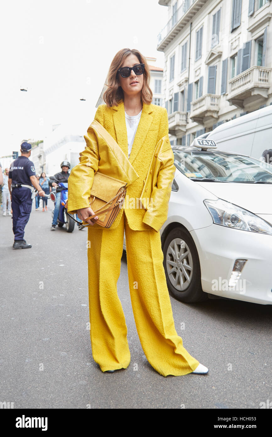 Eleonora Carisi en ropa de color amarillo antes de Max Mara Fashion Show,  la Semana de la moda de Milán street style el 22 de septiembre de 2016 en  Milán Fotografía de