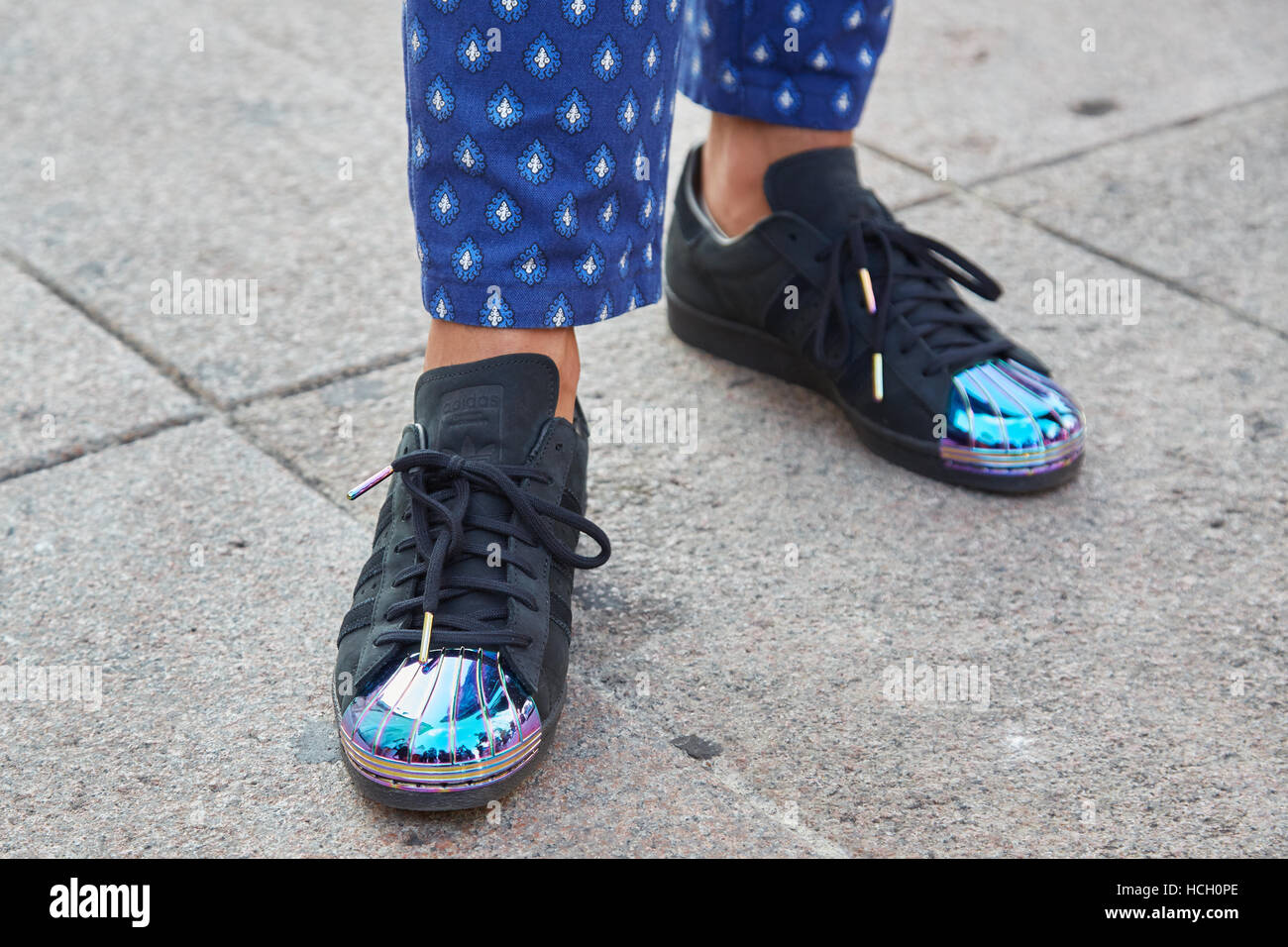 Zapatillas negras fotografías e imágenes alta resolución - Alamy