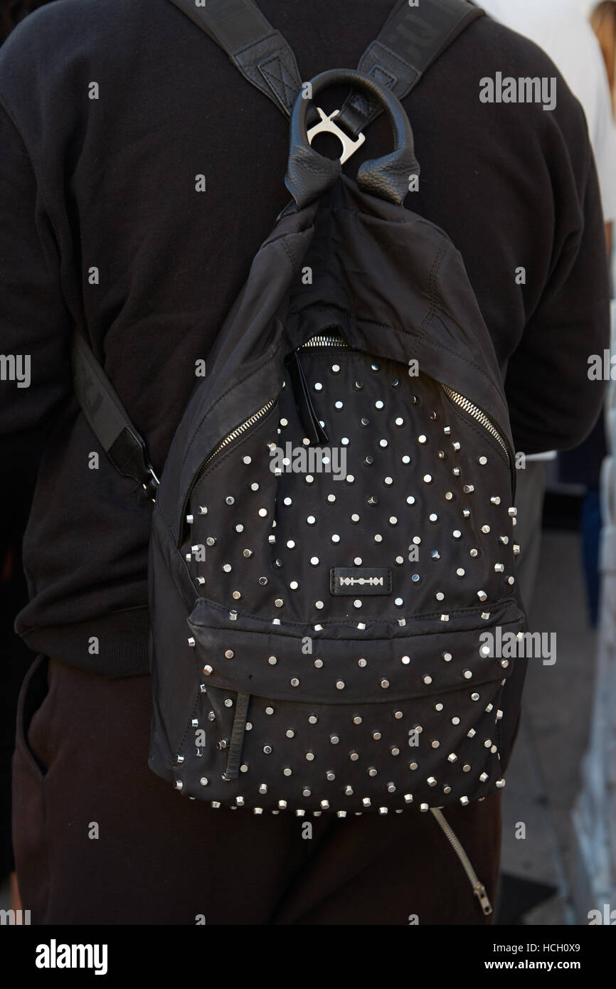 Hombre con mochila de cuero negro con plata espárragos antes de Cristiano Burani Fashion Show, la Semana de la moda de Milán, 2016 street style. Foto de stock