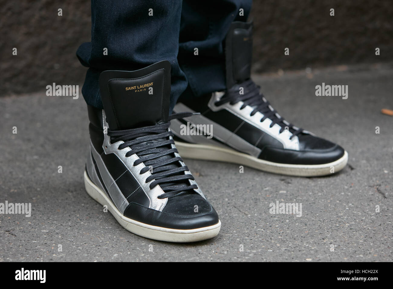 Hombre con Saint Laurent negro y Silver Sneakers antes de Max Mara Fashion Show, la Semana de la moda de Milán street style el 22 de septiembre. Foto de stock