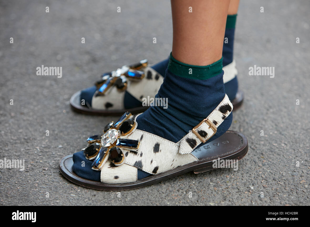 Mujer con Marni sandalias con gemas antes de Max Mara Fashion Show, la  Semana de la moda de Milán street style el 22 de septiembre de 2016 en  Milán Fotografía de stock - Alamy