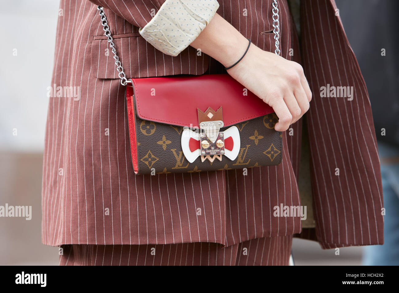 Mujer con Louis Vuitton de cuero rojo antes de Cristiano Burani Fashion Show, Semana de la moda de Milán street style en Fotografía de stock - Alamy