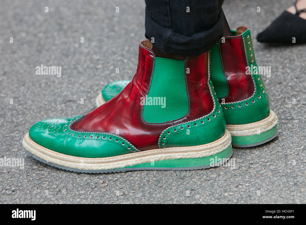 Zapatos rojos y verdes fotografías e imágenes de alta resolución - Alamy