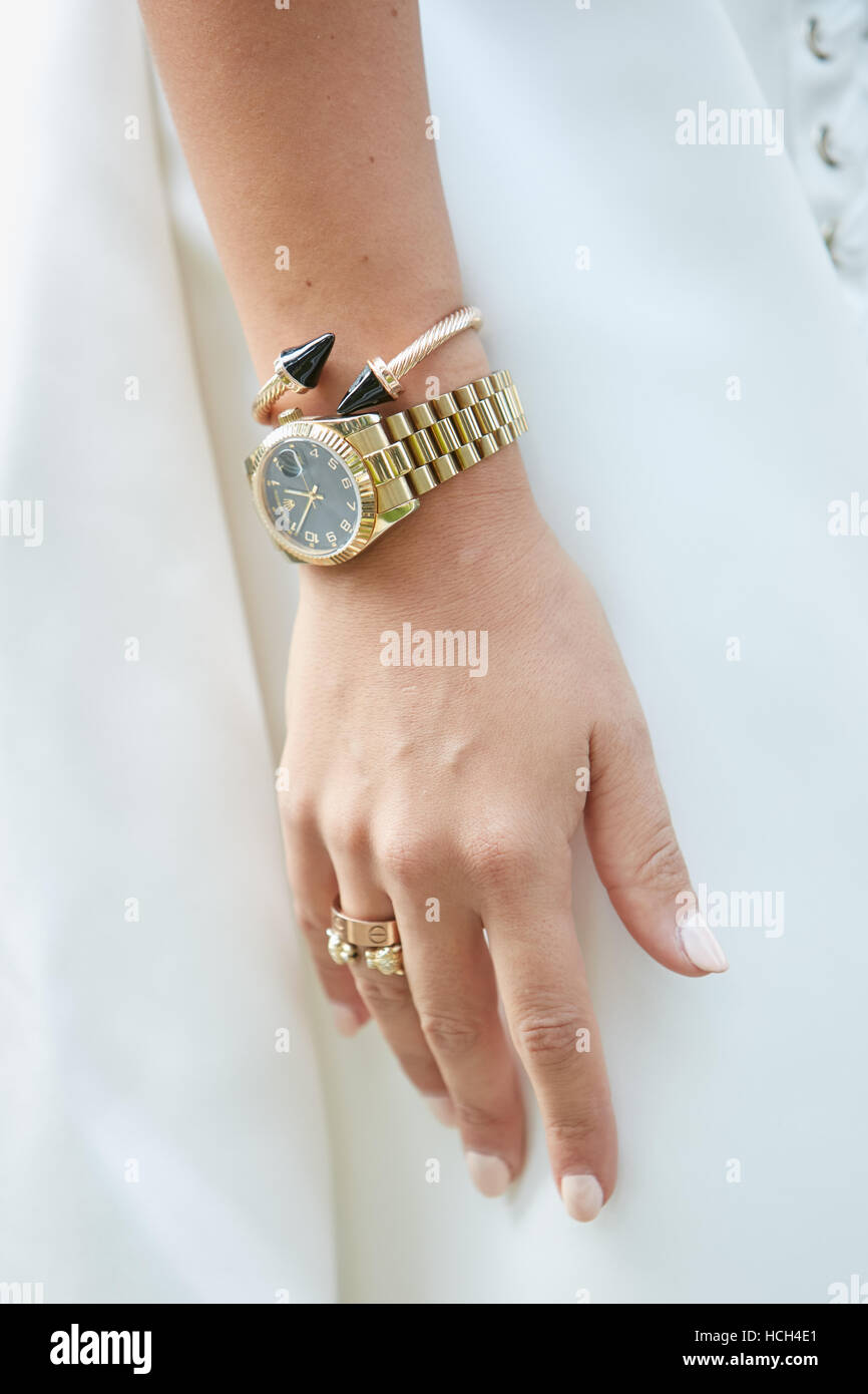 Mujer con reloj Rolex de oro y joyas antes de Giorgio Armani Fashion Show,  la Semana de la moda de Milán street style el 23 de septiembre Fotografía  de stock - Alamy