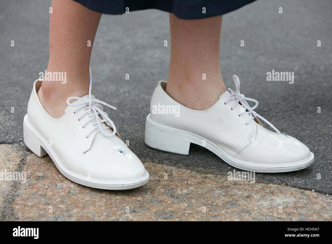 Mujer con zapatos blancos con la incipiente ojo antes de Fashion show,  Tod's Street Style de la Semana de la moda de Milán el 23 de septiembre de  2016 Fotografía de stock - Alamy