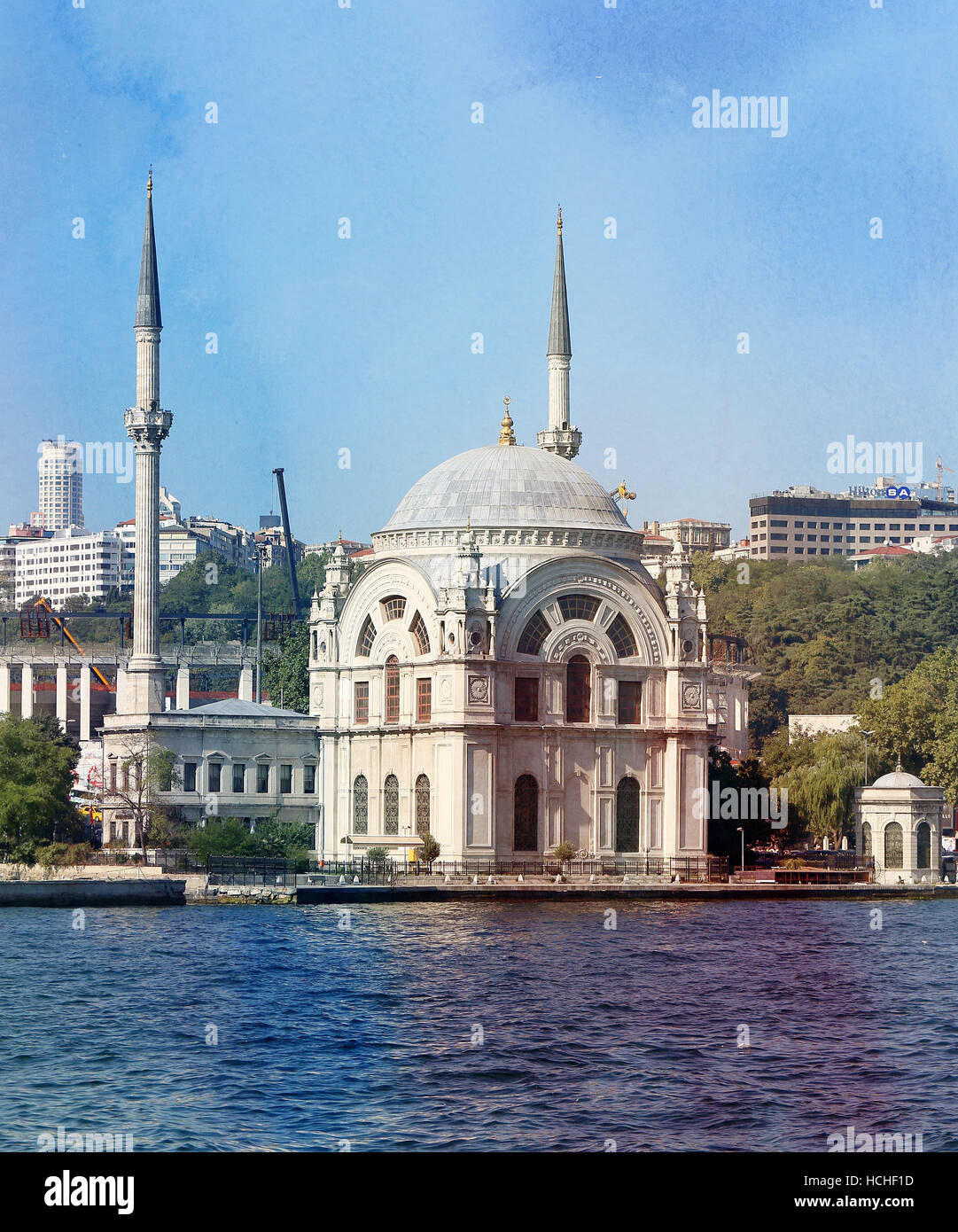 Foto hermosa mezquita Ortakoy en Estambul sobre el agua Foto de stock
