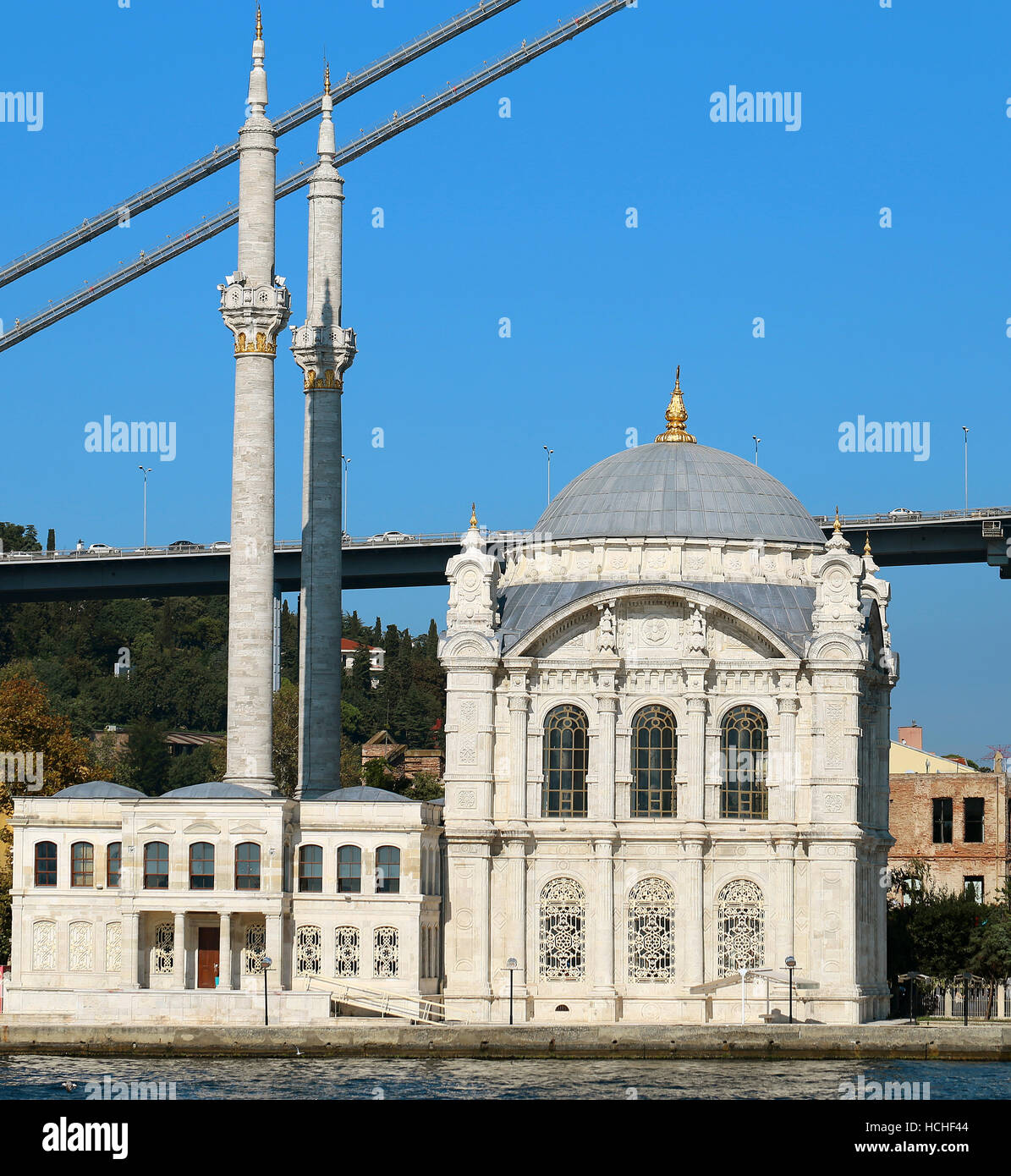 Foto hermosa mezquita Ortakoy en Estambul sobre el agua Foto de stock