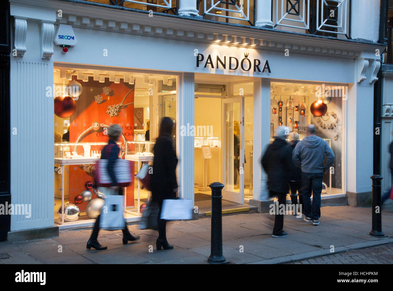 Tiendas de joyas Pandora en Chester, Cheshire, Reino Unido. Compras de  Navidad en pleno apogeo en el sector minorista caro del centro de la  ciudad. La apertura a última hora de la