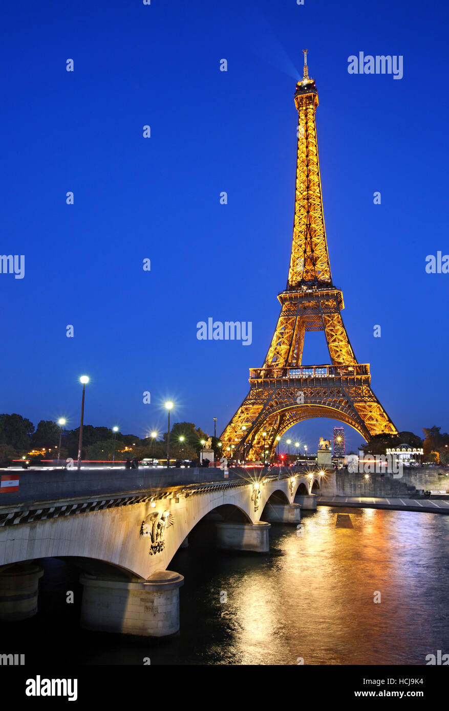 La Torre Eiffel, el Pont d'Iena y el río Sena, París, Francia Foto de stock