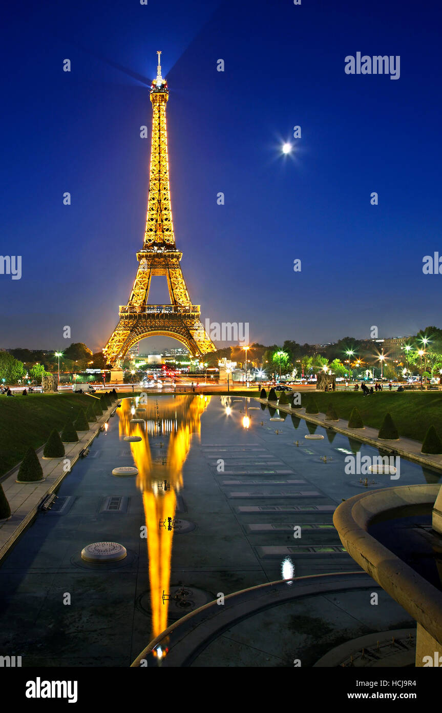 La torre Eiffel se refleja en las fuentes de los jardines de Trocadero, París, Francia. Vista desde el Palacio de Chaillot. Foto de stock