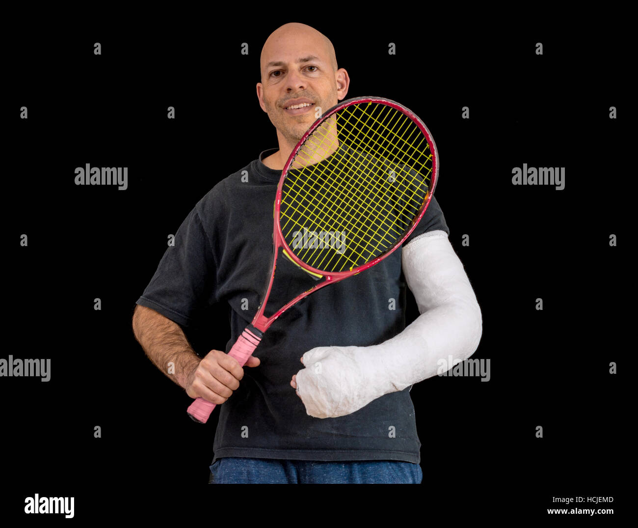 Joven sosteniendo una raqueta de tenis tras la ruptura de su muñeca en un  partido de tenis, luciendo un brazo blanco brillante, fundido en negro  aislado Fotografía de stock - Alamy