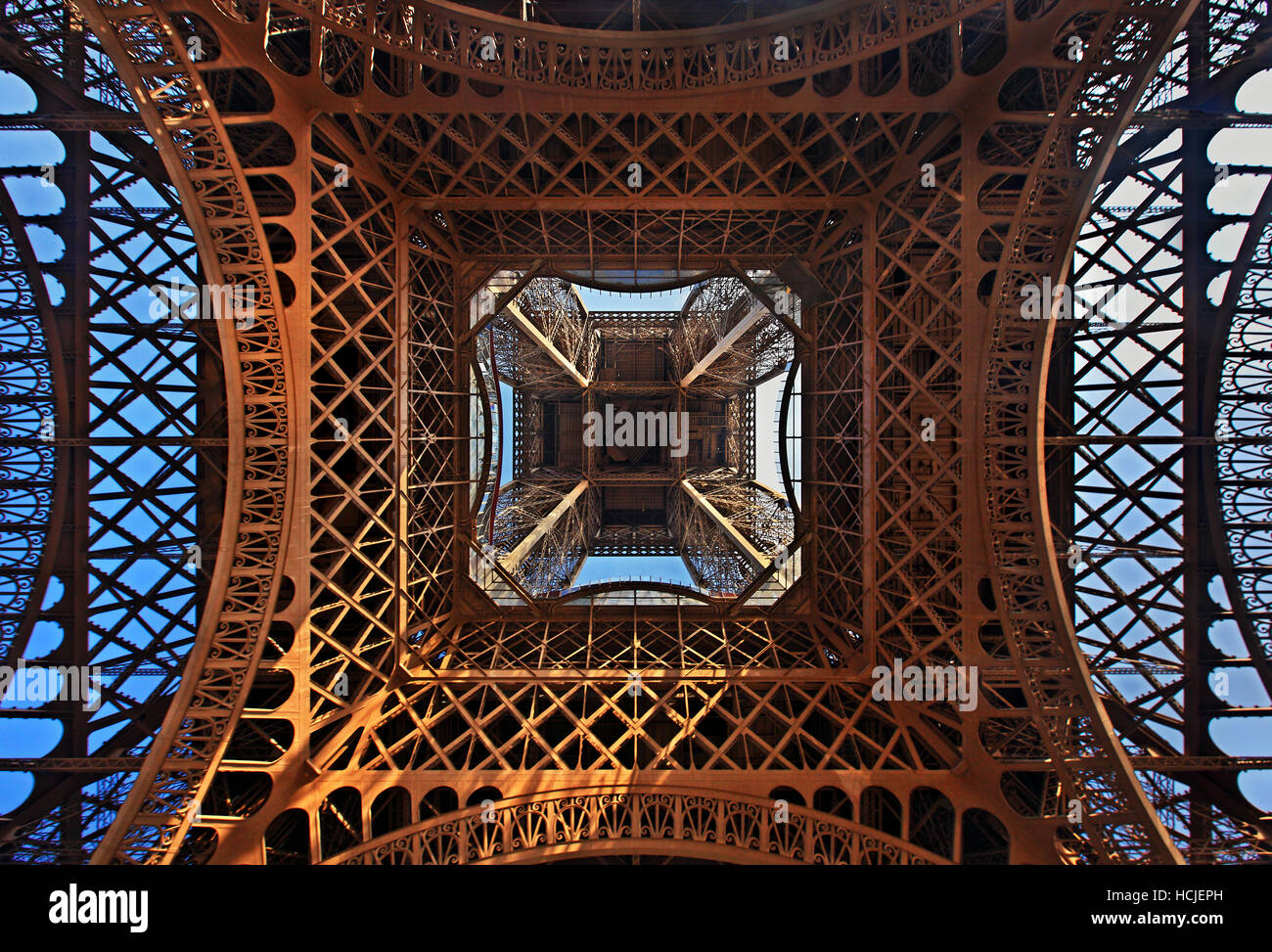 Bajo la Torre Eiffel, en París, Francia Foto de stock