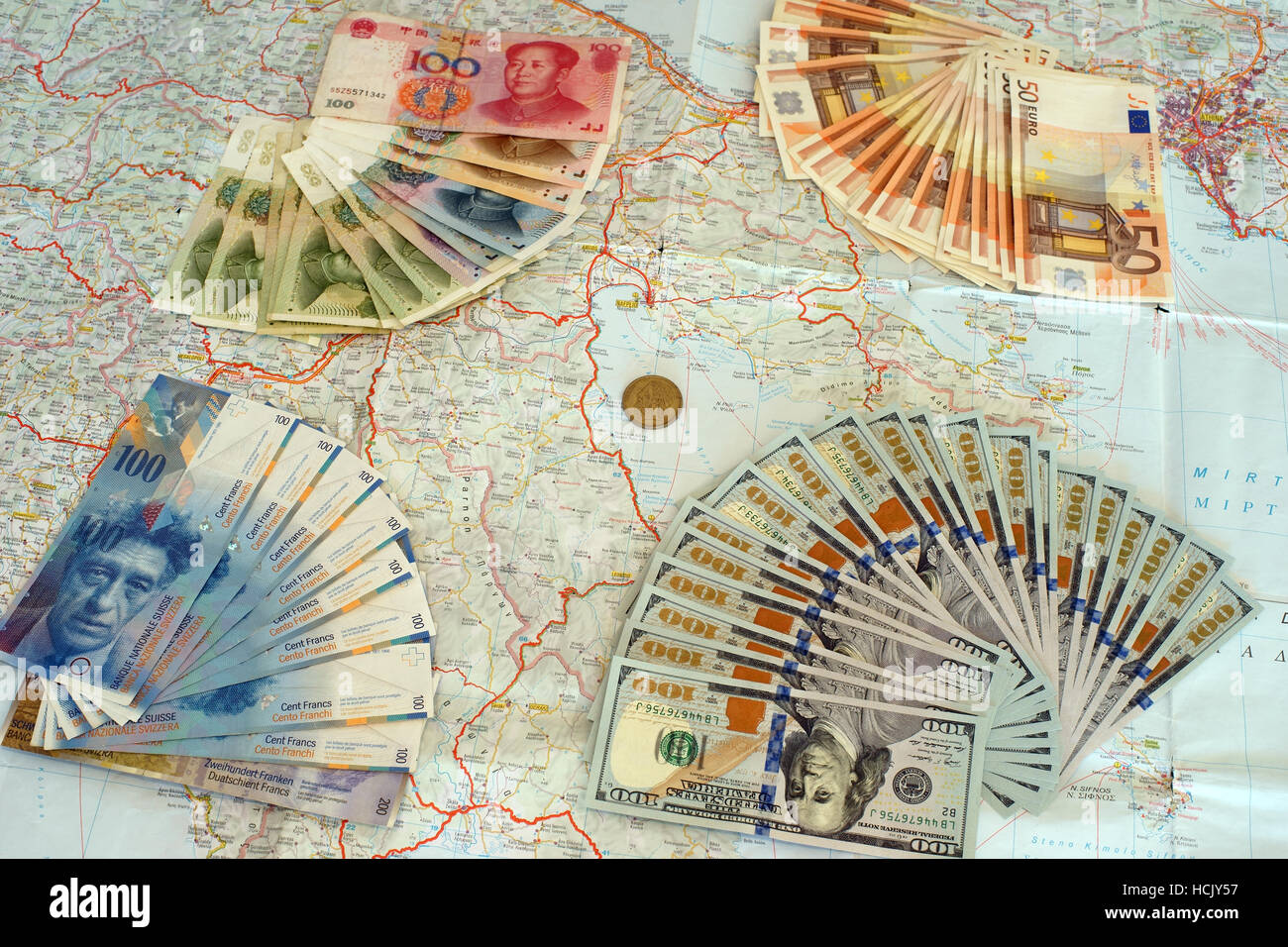 Euro, yuan, dólares y franco suiza billetes en el mapa de Grecia. Simbolizan la moratoria griega y de los intereses extranjeros. Foto de stock