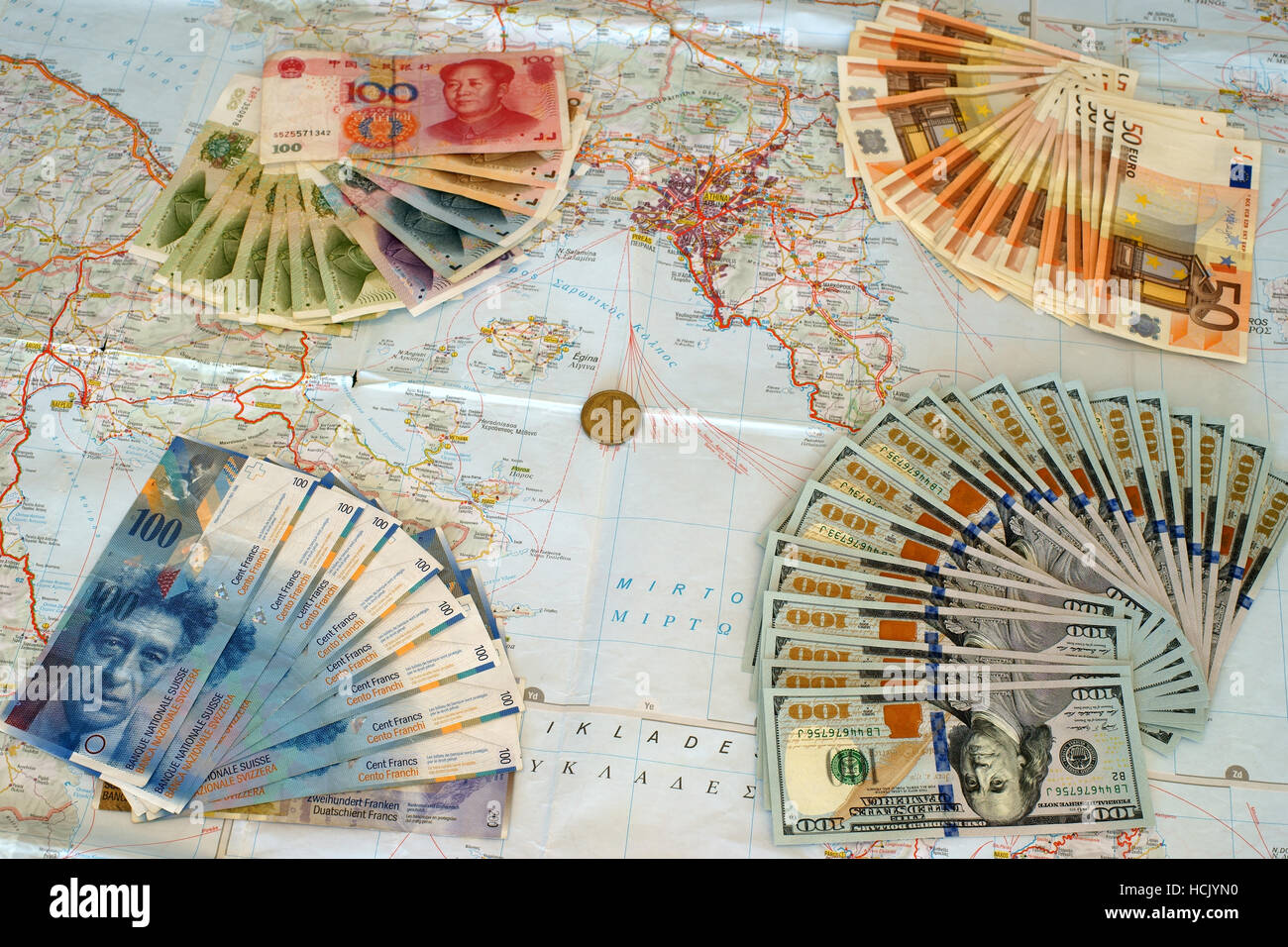 Euro, yuan, dólares y franco suiza billetes en el mapa de Grecia. Simbolizan la moratoria griega y de los intereses extranjeros. Foto de stock