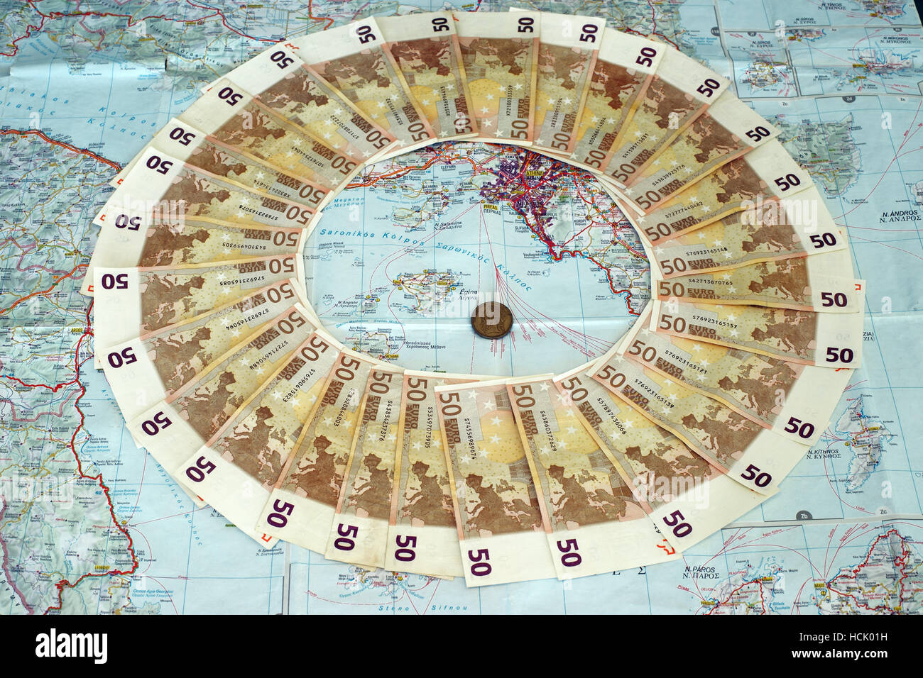 Billete de 50 euros en el mapa de Grecia con la dracma. Tappeto di banconote da 50 euros. Simbolizan la moratoria griega Foto de stock