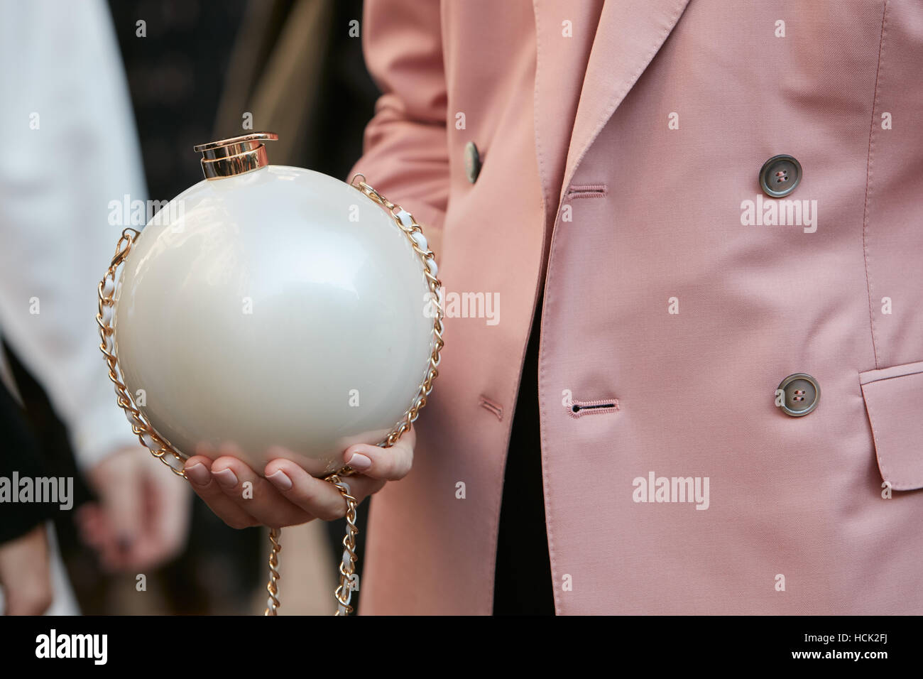 Mujer con esfera blanca bolso y chaqueta antes de Salvatore Ferragamo Fashion Show, la Semana de la moda de Milán, 2016 street style Fotografía de stock - Alamy