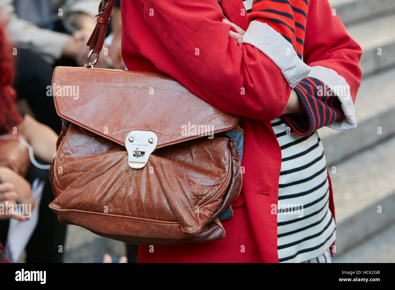 Mujer con cuero marrón bolsa Balenciaga antes de Salvatore Ferragamo  Fashion Show, la Semana de la moda de Milán el 25 de septiembre street  style Fotografía de stock - Alamy