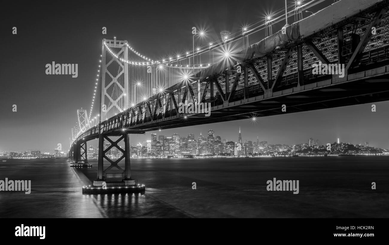 El Puente de la bahía y de San Francisco. Foto de stock