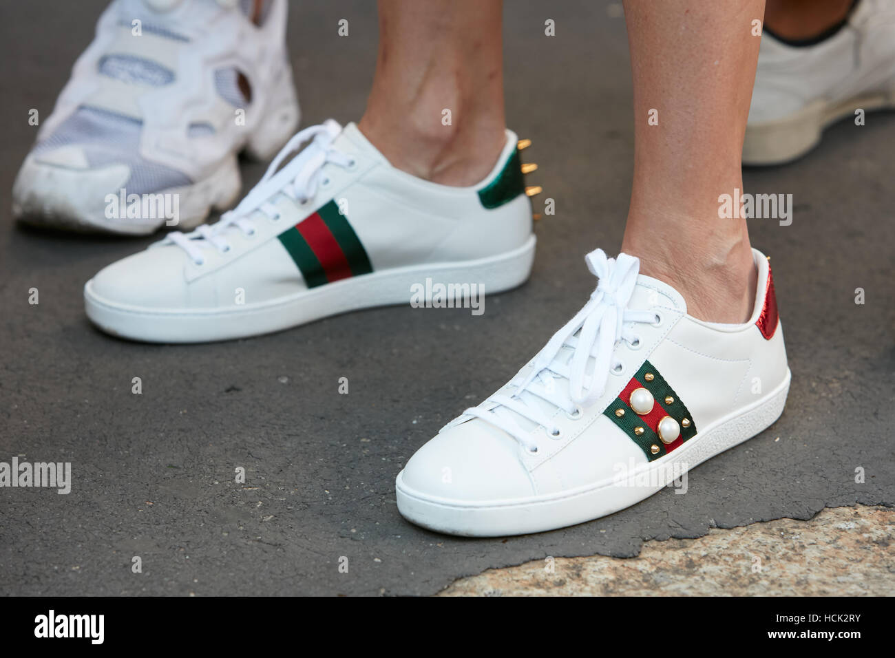 Hombre blanco con Gucci sneakers antes de Salvatore Ferragamo Fashion Show,  la Semana de la moda de Milán street style el 25 de septiembre, en Milán  Fotografía de stock - Alamy
