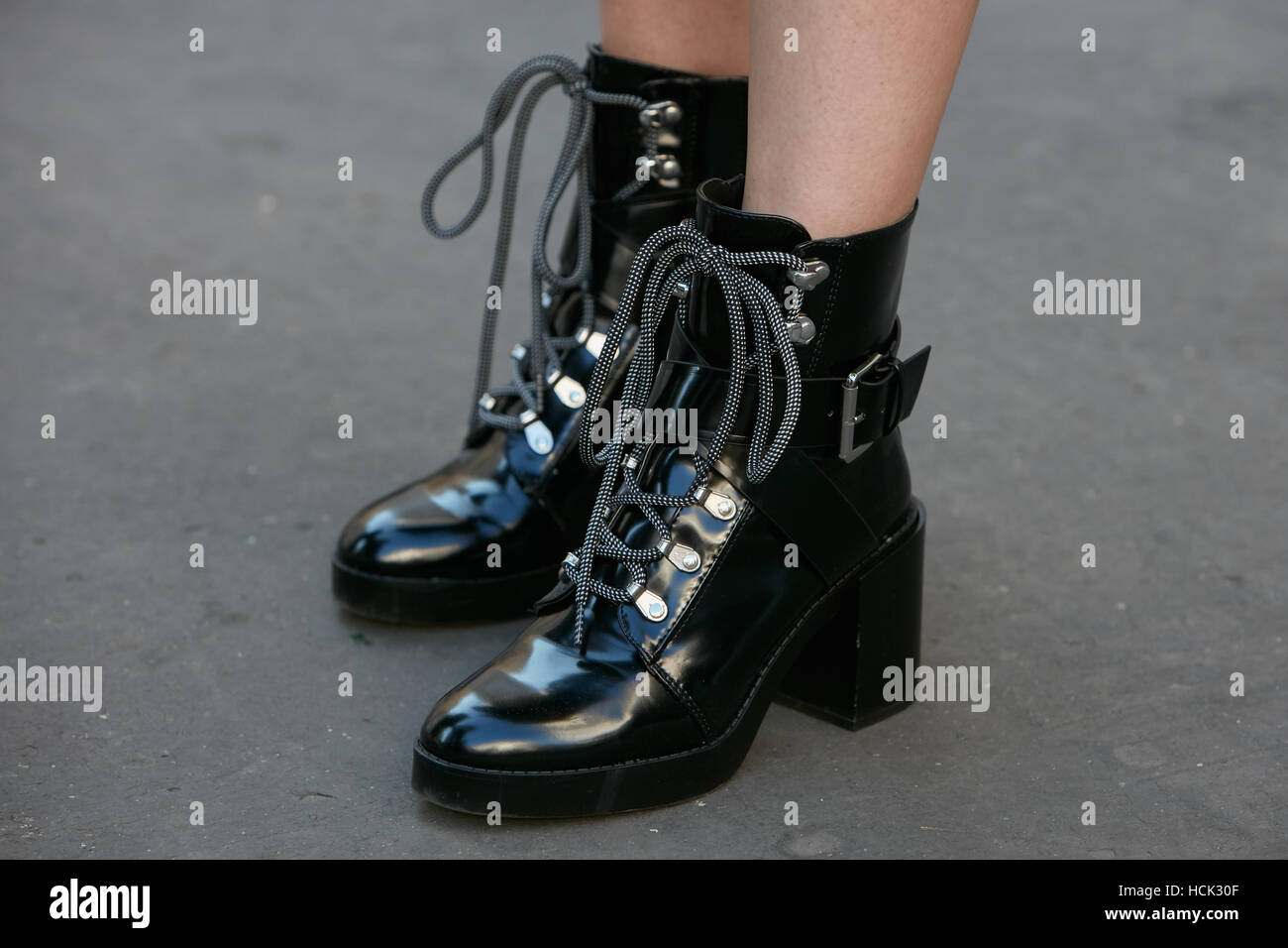 Mujer con botas de cuero negro de baja antes de Salvatore Ferragamo Fashion  Show, la Semana de la moda de Milán street style el 25 de septiembre  Fotografía de stock - Alamy