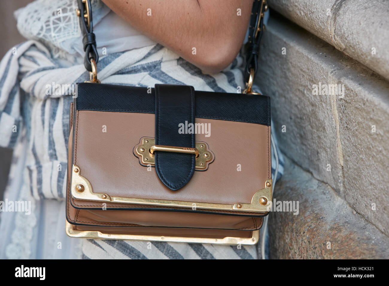 Mujer con cuero beige bolsa de Prada con decoración de metal antes de Salvatore Ferragamo Fashion Show, la Semana de la moda de Milán de 2016. Foto de stock