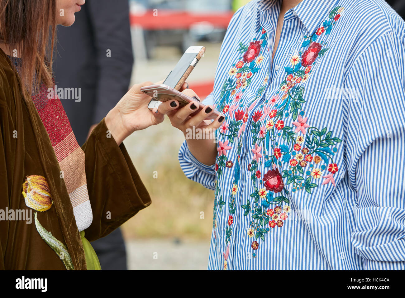 Las mujeres controlar smartphone con bordados florales camisas antes de  Gucci Fashion Show, la Semana de la moda de Milán street style en  septiembre Fotografía de stock - Alamy