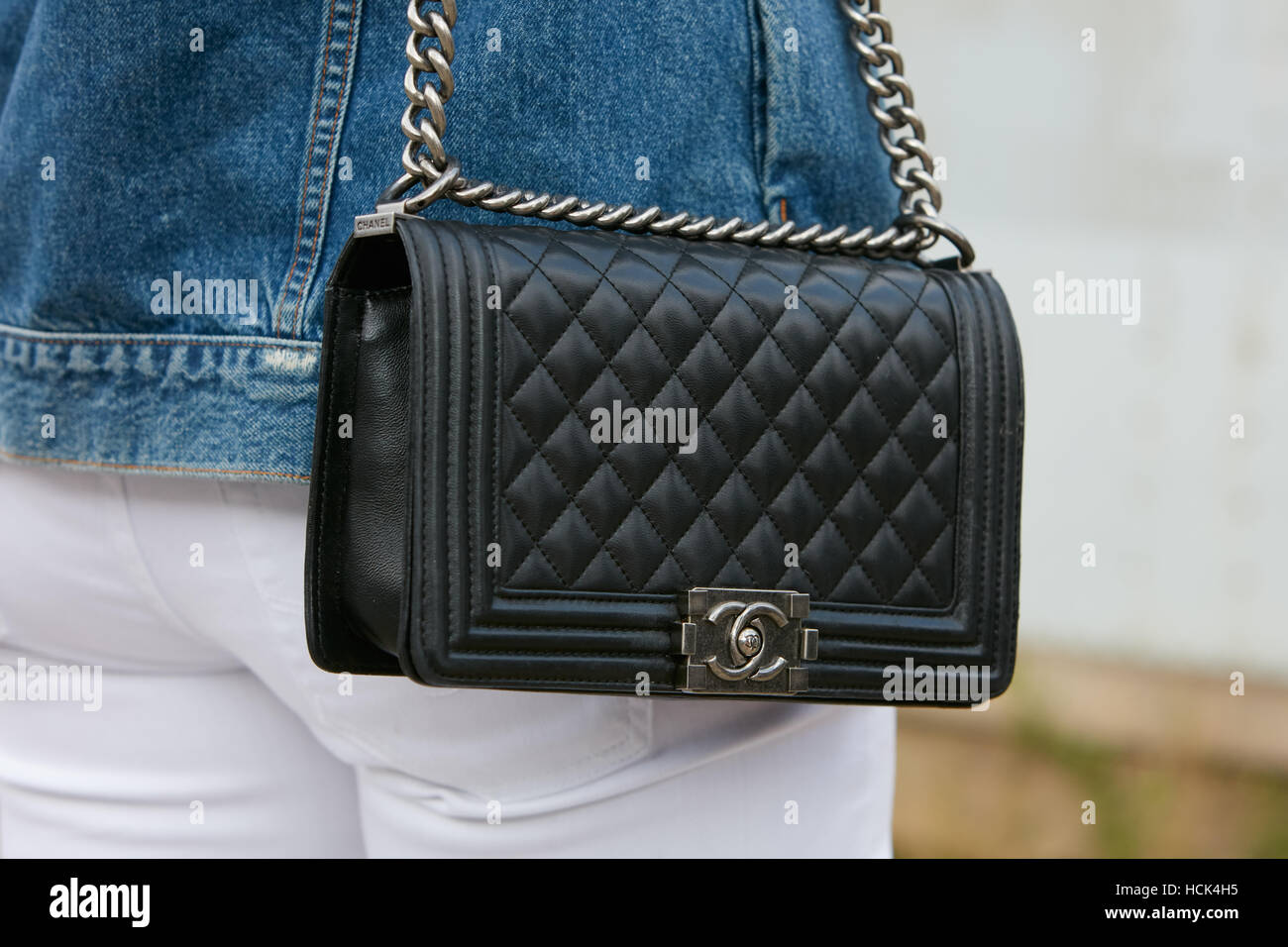 Mujer con negro Chanel bolso de cuero antes de Gucci Fashion Show, la  Semana de la moda de Milán street style el 21 de septiembre de 2016 en  Milán Fotografía de stock - Alamy