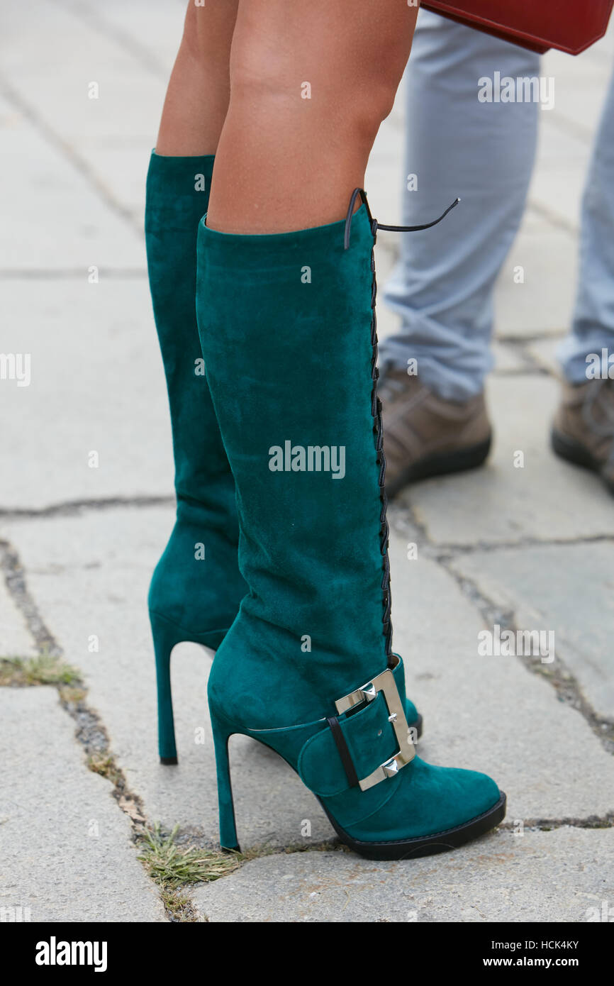 Camion pesado Directamente Provisional Mujer con botas de tacón alto verde antes de Gucci Fashion Show, la Semana  de la moda de Milán street style el 21 de septiembre de 2016 en Milán  Fotografía de stock - Alamy