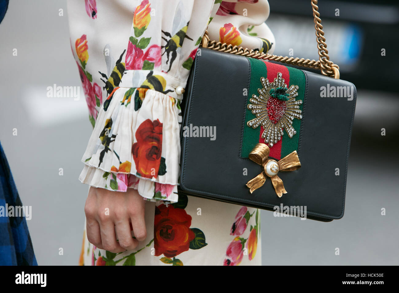 Mujer con decoración floral y bolsa de Gucci vestido antes que Gucci  Fashion Show, la Semana de la moda de Milán street style el 21 de  septiembre Fotografía de stock - Alamy