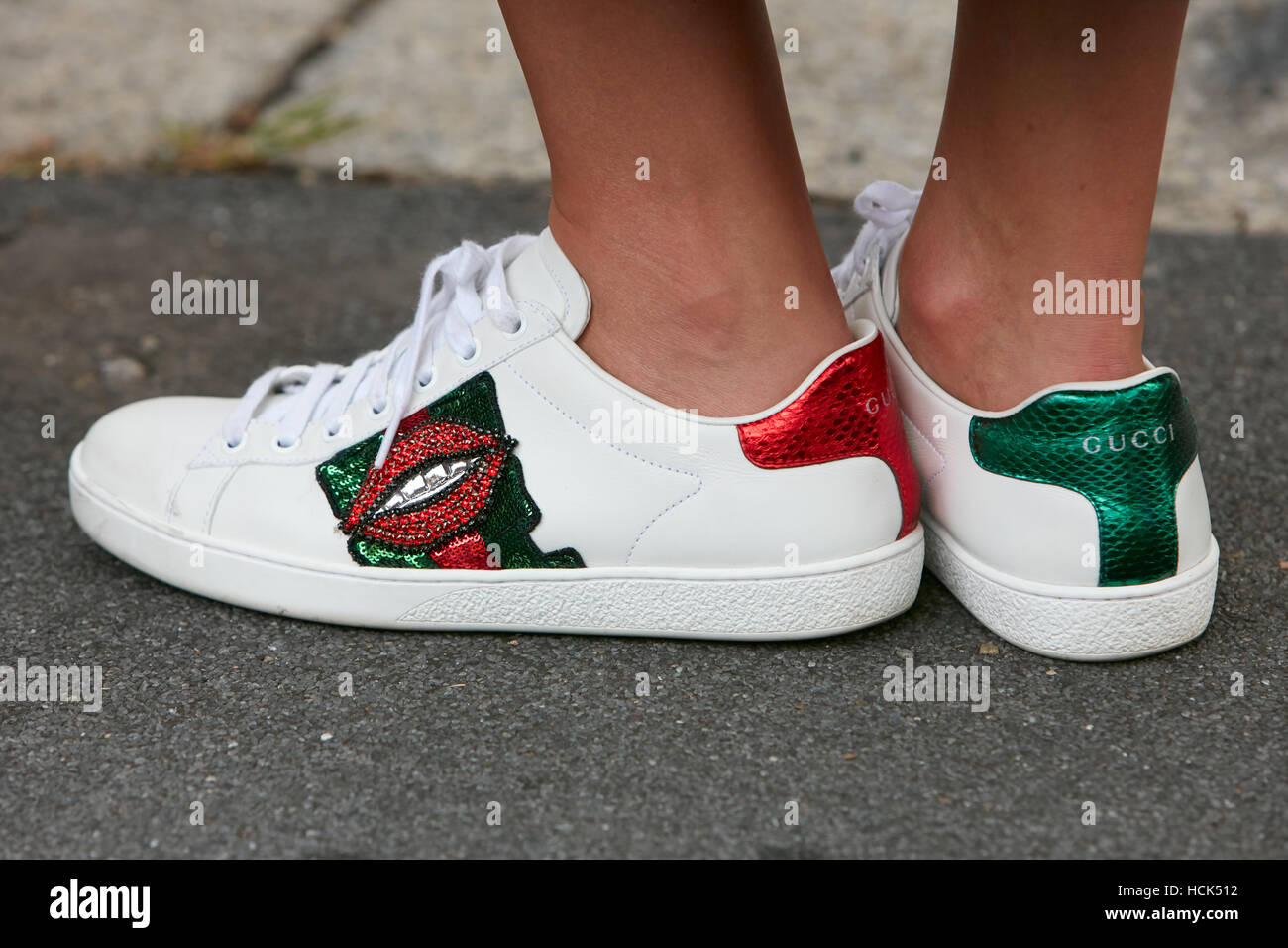 Negligencia médica Cubo dialecto Mujer con Gucci zapatillas blancas con boca roja antes de Gucci Fashion  Show, la Semana de la moda de Milán street style el 21 de septiembre de  2016 Fotografía de stock - Alamy