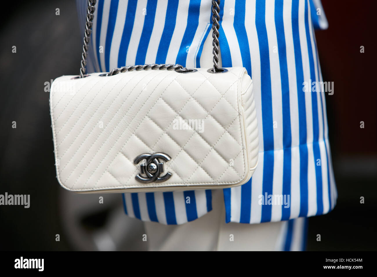 Mujer con blanco Chanel bolso de cuero antes de Fay Fashion Show, la Semana  de la moda de Milán street style el 21 de septiembre de 2016 en Milán  Fotografía de stock - Alamy