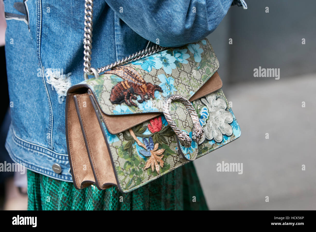 Mujer con Gucci bolso con diseño floral y jeans chaqueta antes de Fay  Fashion Show, la Semana de la moda de Milán street style en septiembre  Fotografía de stock - Alamy