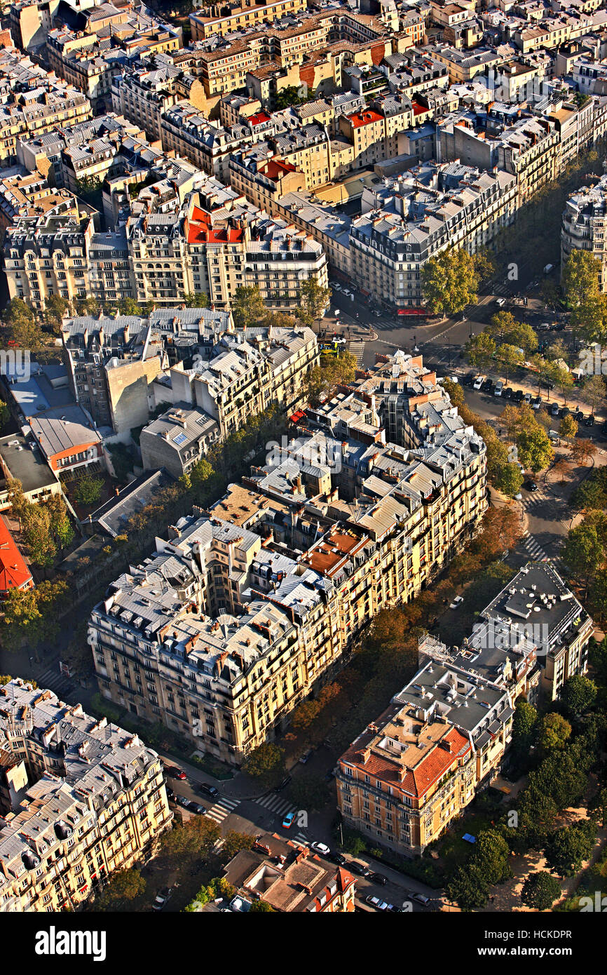 Vista del barrio típico en la orilla derecha del río Sena desde el tope de la torre Eiffel, en París, Francia. Foto de stock