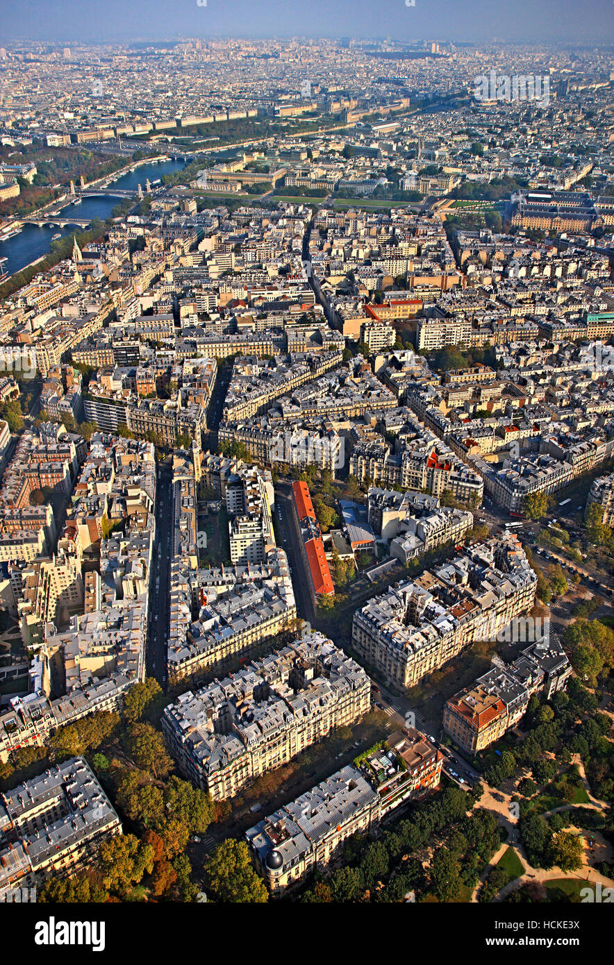 Vista del barrio típico en la orilla derecha del río Sena desde el tope de la torre Eiffel, en París, Francia. Foto de stock