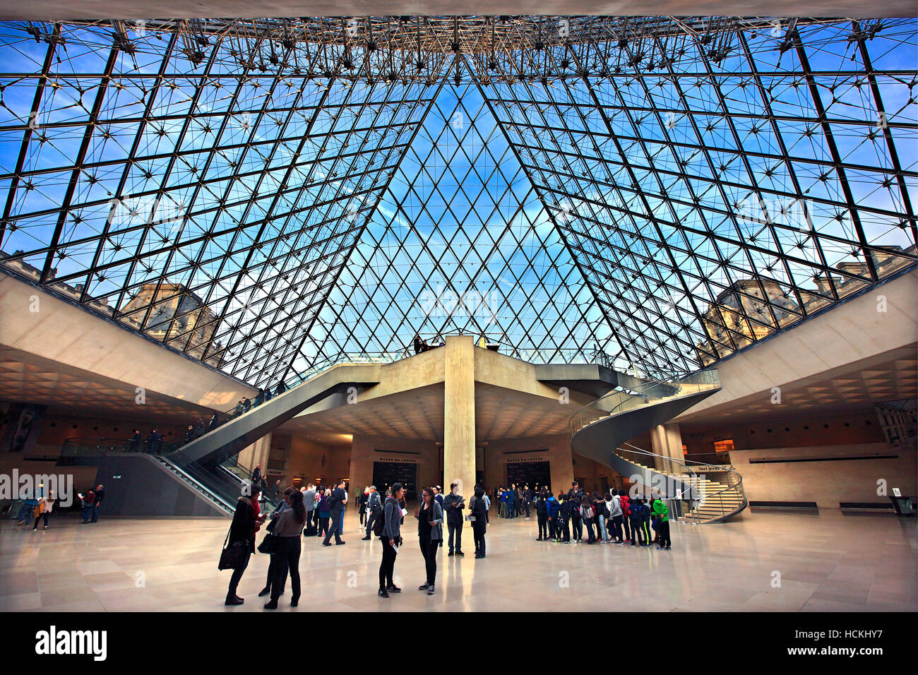 En la entrada principal del museo del Louvre, en virtud de la famosa pirámide de cristal. París, Francia. Foto de stock