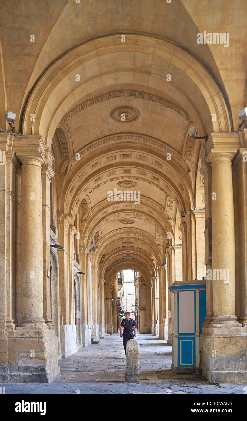 Colonnade arqueado en la ciudad de Valletta, Malta Foto de stock