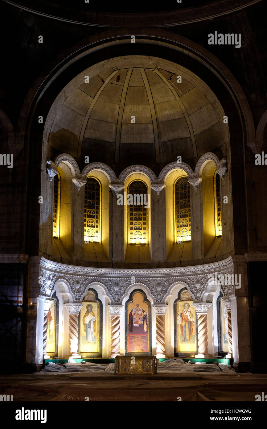 Interior de la Iglesia Ortodoxa Serbia de San Sava, la mayor iglesia  ortodoxa en el mundo, que está en construcción por casi 100 años y es  enteramente hecho de cemento en la