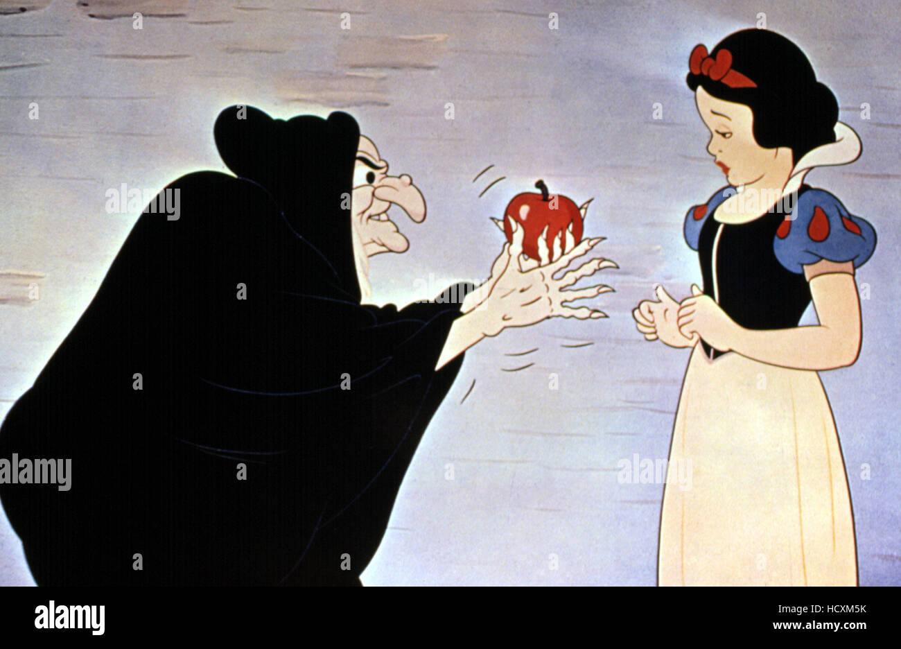 Blancanieves y los siete enanitos, la malvada bruja, Snow White, 1937,  manzana envenenada Fotografía de stock - Alamy