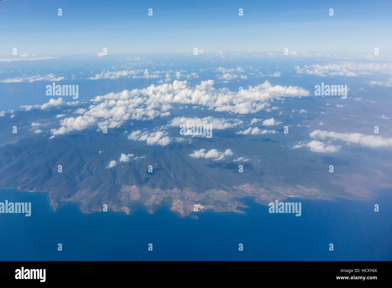 Vista aérea de la isla de Flores desde un vuelo comercial, Flores Mar, Indonesia Foto de stock