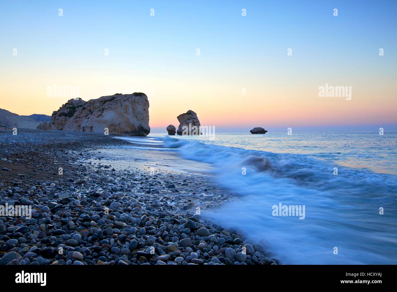 Aphrodites Rock, en Paphos, Chipre, Mediterráneo Oriental Foto de stock