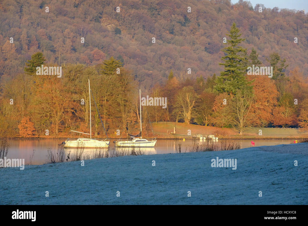 El lago Windermere en una helada mañana Foto de stock