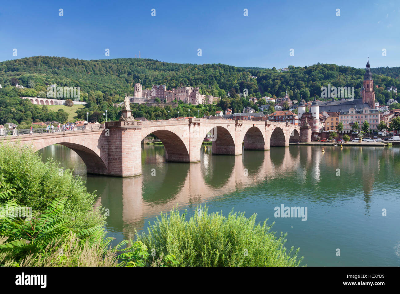 Casco antiguo con puente Karl-Theodor, Heilig Geist la Iglesia y el castillo, el río Neckar, Heidelberg, Baden-Wurttemberg, Alemania Foto de stock