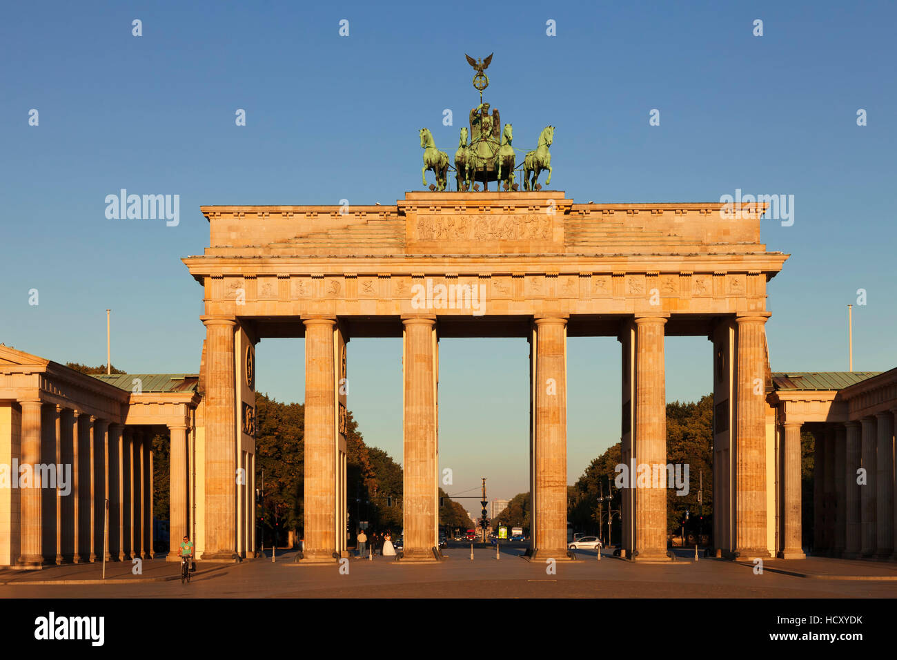 La Puerta de Brandenburgo (Brandenburger Tor) en Sunrise, Quadriga, Berlin Mitte, Berlin, Alemania Foto de stock