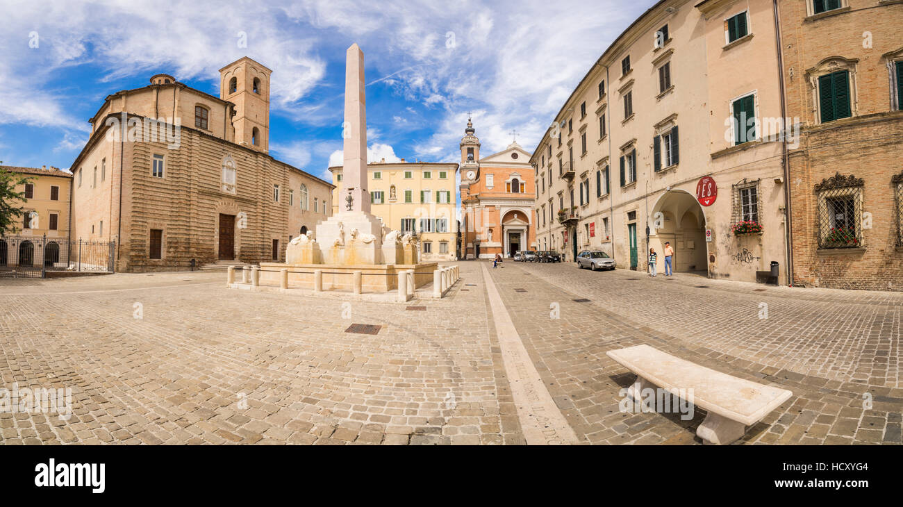 Edificios históricos y el obelisco de la antigua Plaza de Federico II, Jesi, Provincia de Ancona, Marche, Italia Foto de stock
