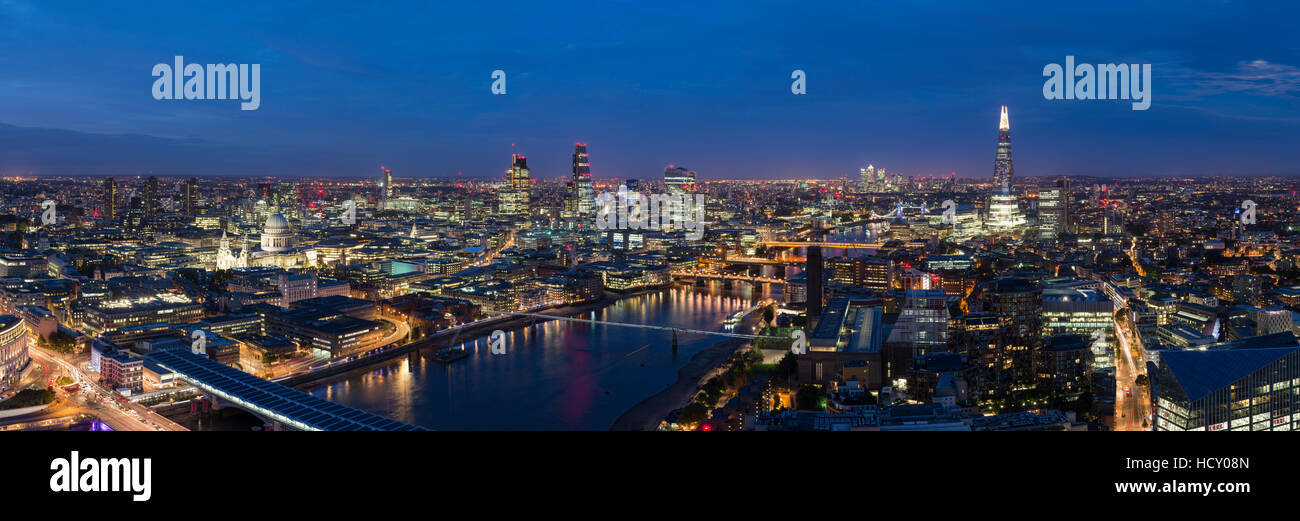 Una vista panorámica nocturna de Londres y el Río Támesis, mostrando el Shard y la Catedral de San Pablo, Londres, Reino Unido. Foto de stock