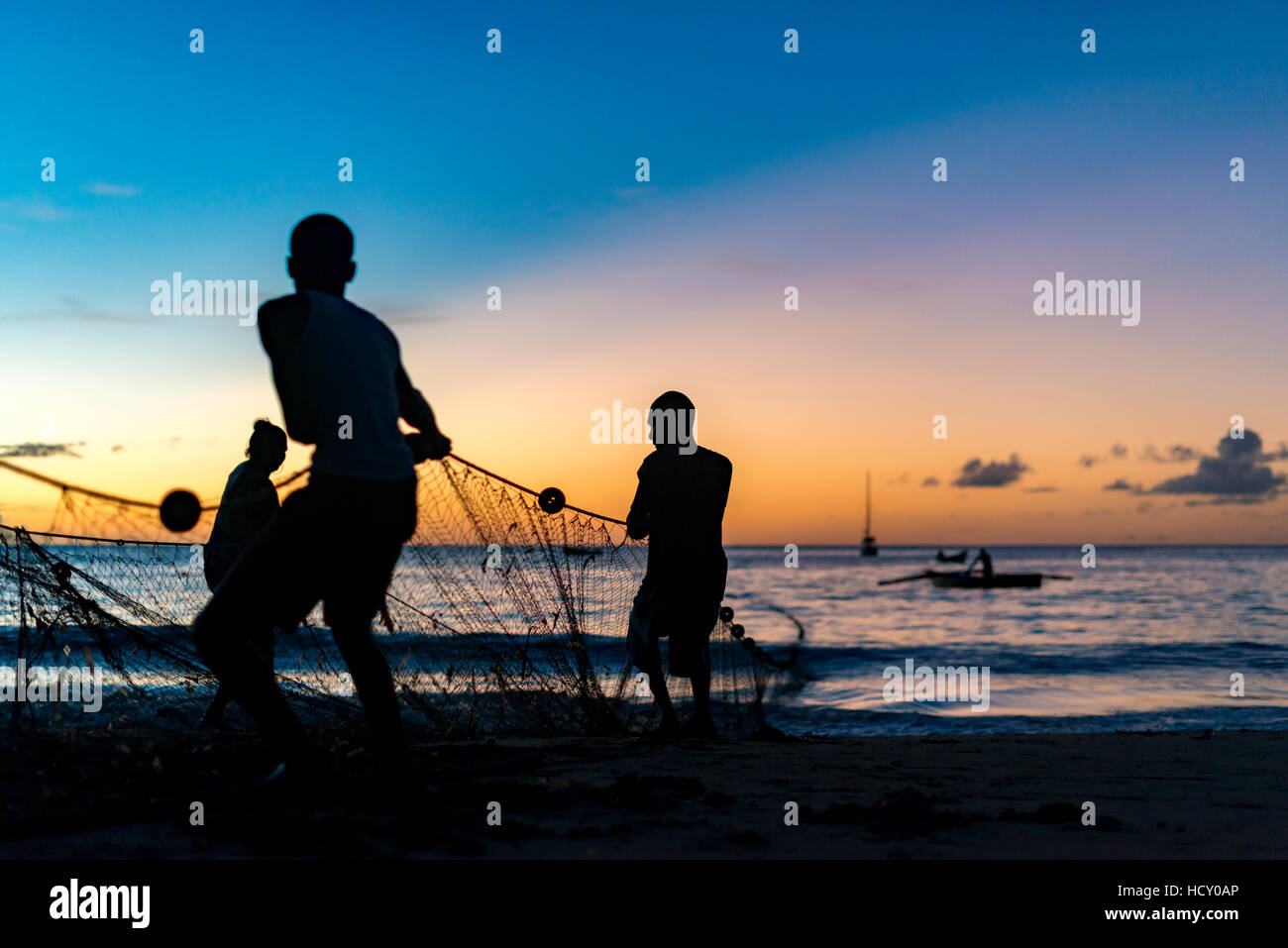 Seine net pescadores en un lance de la captura de peces en la Bahía de Castara, Trinidad y Tobago, Indias Occidentales, el Caribe Foto de stock