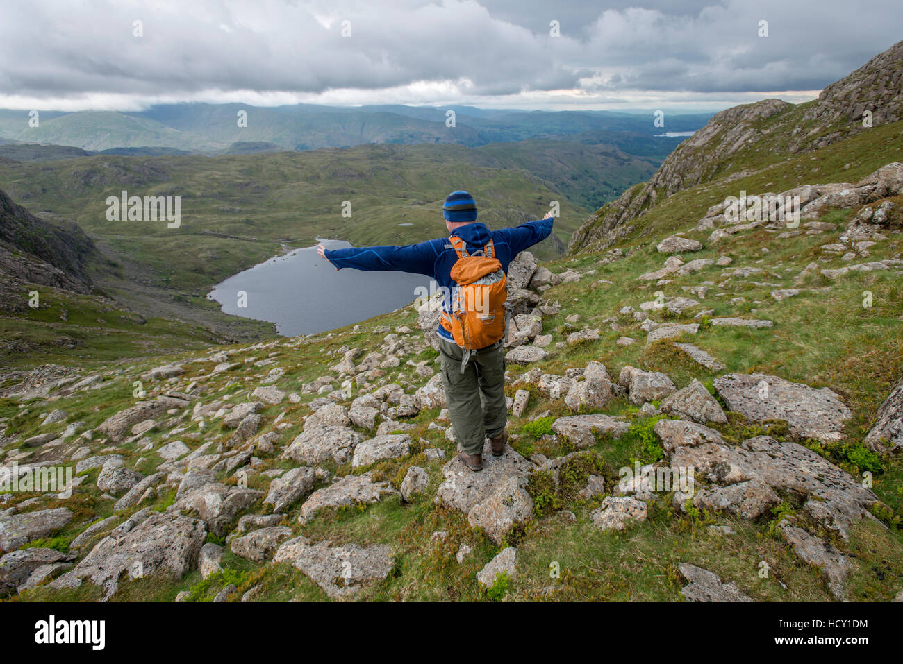 Caminar en gran Langdale con miras de stickle Tarn en la distancia, el Parque Nacional del Distrito de Los Lagos, Cumbria, Reino Unido Foto de stock